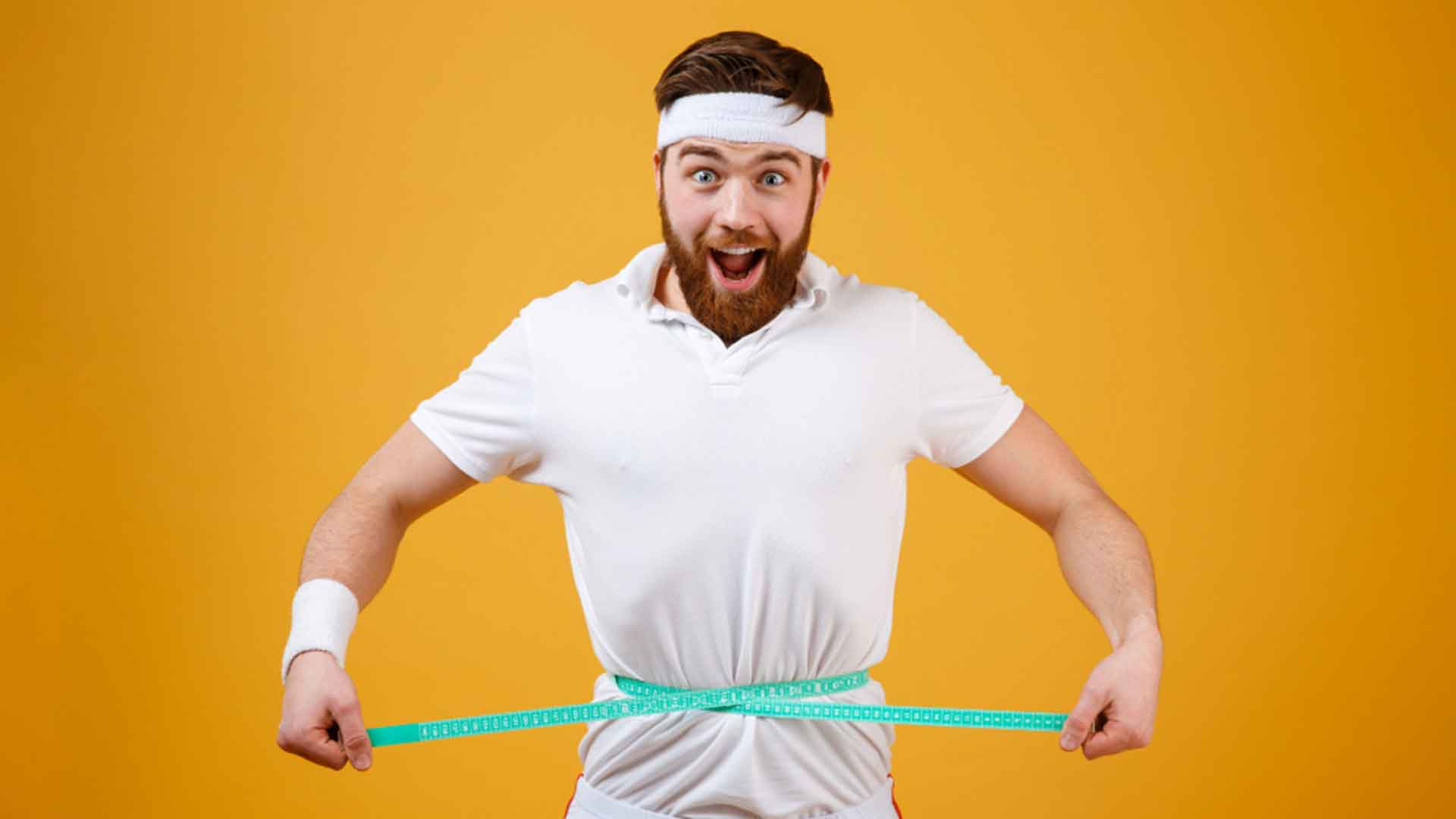 یه مرد که دور کمرش متر بسته و خوشحاله که با لاغری موضعی با دستگاه تونسته شکم و پهلوشو لاغر کنه
